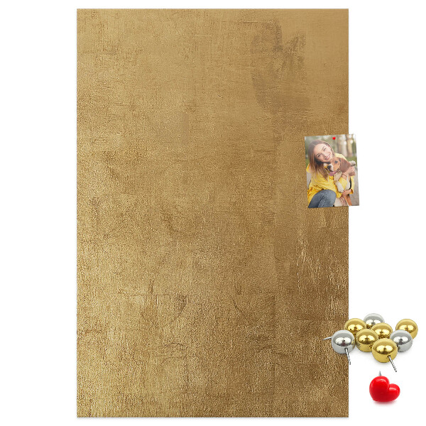 Kork-Pinnwand mit Goldpapier und farbigen Stecknadeln