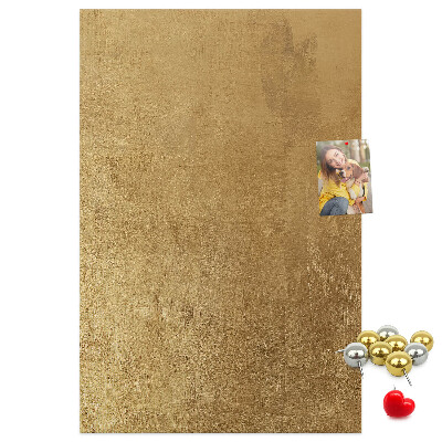 Kork-Pinnwand mit Goldpapier und farbigen Stecknadeln