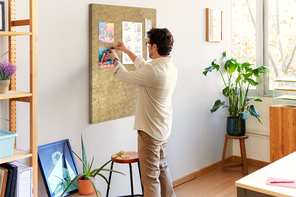 Kork-Pinnwand mit Goldpapier und farbigen Stecknadeln