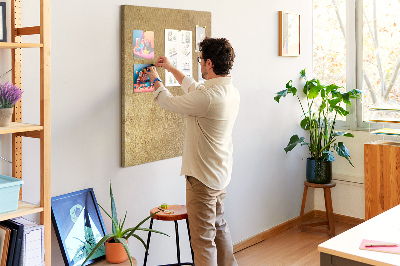 Kork-Pinnwand mit Goldpapier und farbigen Stecknadeln