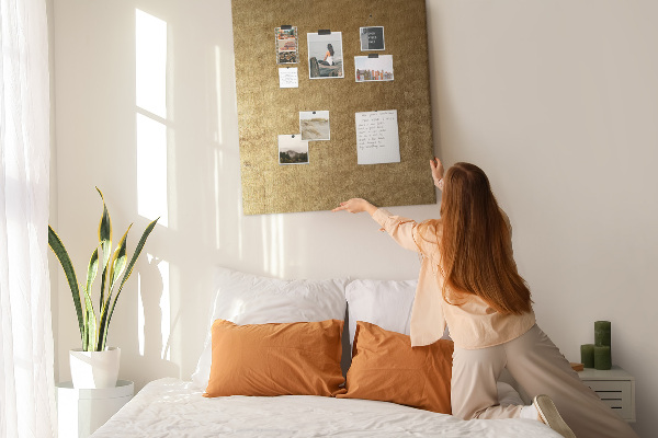 Kork-Pinnwand mit Goldpapier und farbigen Stecknadeln