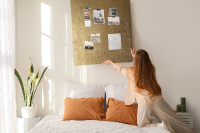Kork-Pinnwand mit Goldpapier und farbigen Stecknadeln