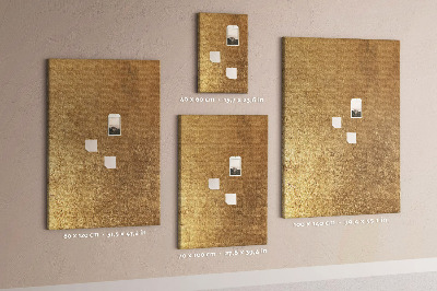Kork-Pinnwand mit Goldpapier und farbigen Stecknadeln
