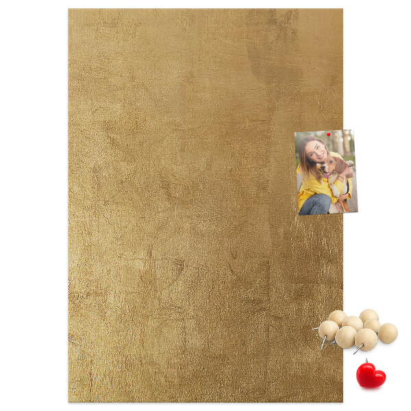 Kork-Pinnwand mit Goldpapier und farbigen Stecknadeln