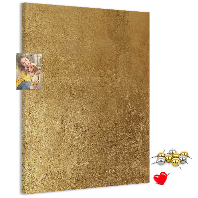 Kork-Pinnwand mit Goldpapier und farbigen Stecknadeln