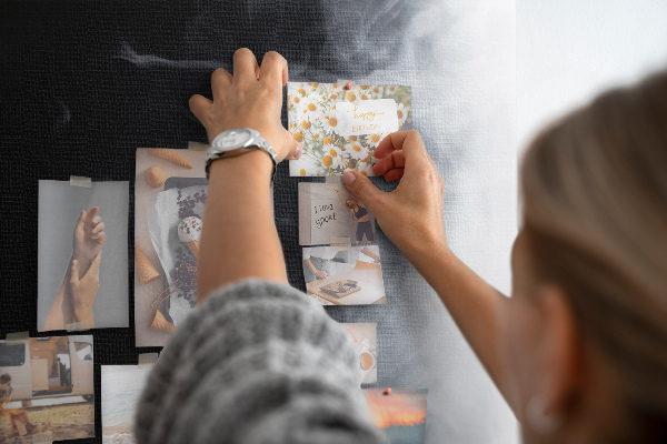 Bedruckte Korkplatte mit Motiv schwarzer und weißer Nebel mit sanftem Übergang
