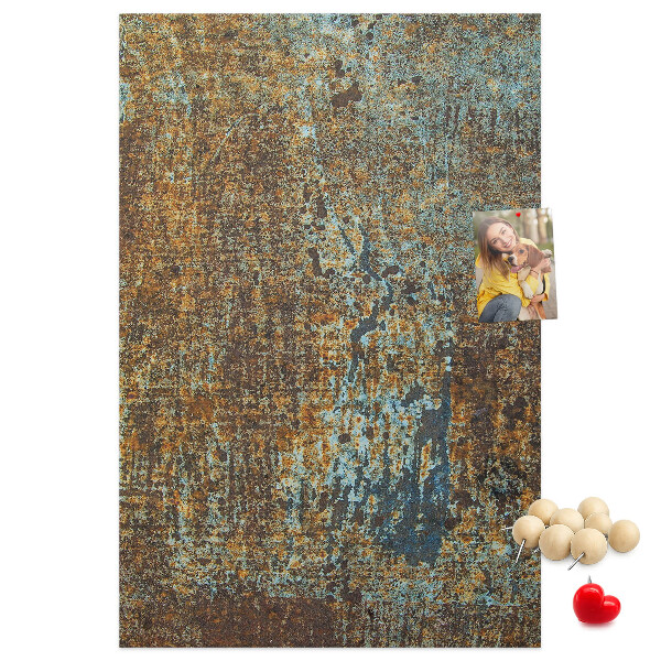 Pinnwand mit rustikaler Textur und blauen Akzenten