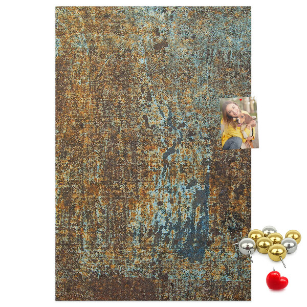 Pinnwand mit rustikaler Textur und blauen Akzenten