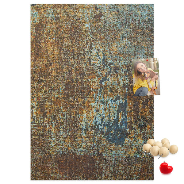 Pinnwand mit rustikaler Textur und blauen Akzenten