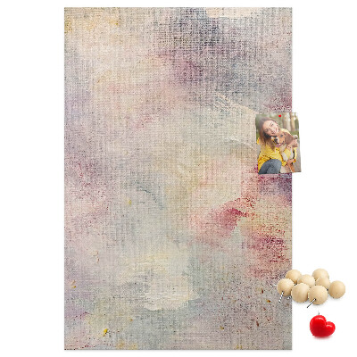 Pinnwand mit zarten Pastellflecken im Hintergrund