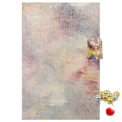 Pinnwand mit zarten Pastellflecken im Hintergrund