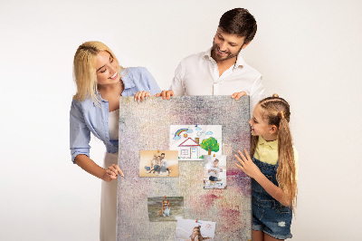 Pinnwand mit zarten Pastellflecken im Hintergrund