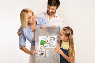 Pinnwand mit zarten Pastellflecken im Hintergrund