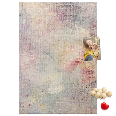 Pinnwand mit zarten Pastellflecken im Hintergrund