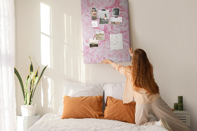 Kork-Pinnwand mit Motiv von zarten rosa Pfingstrosen in voller Blüte