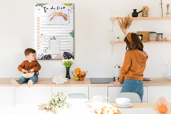 Bedruckte Korkplatte mit bunten Blättern auf To-Do-Listen-Hintergrund