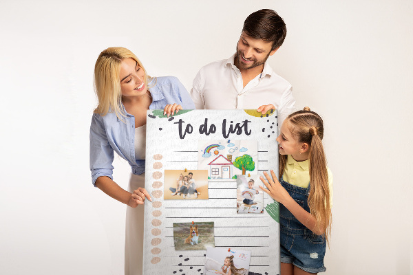 Bedruckte Korkplatte mit bunten Blättern auf To-Do-Listen-Hintergrund