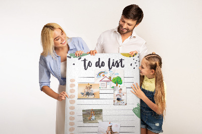 Bedruckte Korkplatte mit bunten Blättern auf To-Do-Listen-Hintergrund
