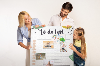 Bedruckte Korkplatte mit bunten Blättern auf To-Do-Listen-Hintergrund
