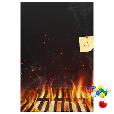 Pinnwand ein loderndes Feuer, aus dem Rauch aufsteigt