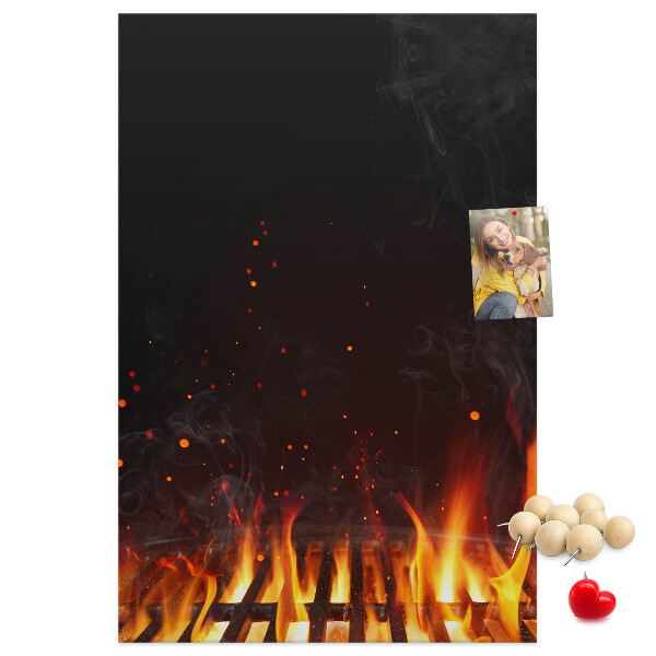 Pinnwand ein loderndes Feuer, aus dem Rauch aufsteigt