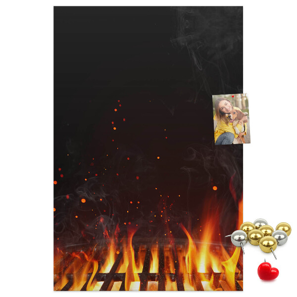 Pinnwand ein loderndes Feuer, aus dem Rauch aufsteigt