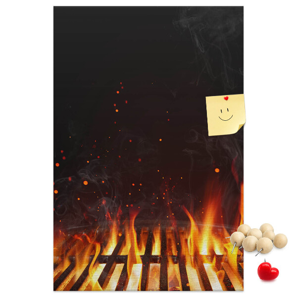 Pinnwand ein loderndes Feuer, aus dem Rauch aufsteigt