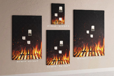 Pinnwand ein loderndes Feuer, aus dem Rauch aufsteigt