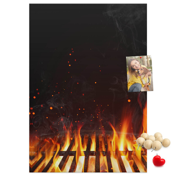 Pinnwand ein loderndes Feuer, aus dem Rauch aufsteigt