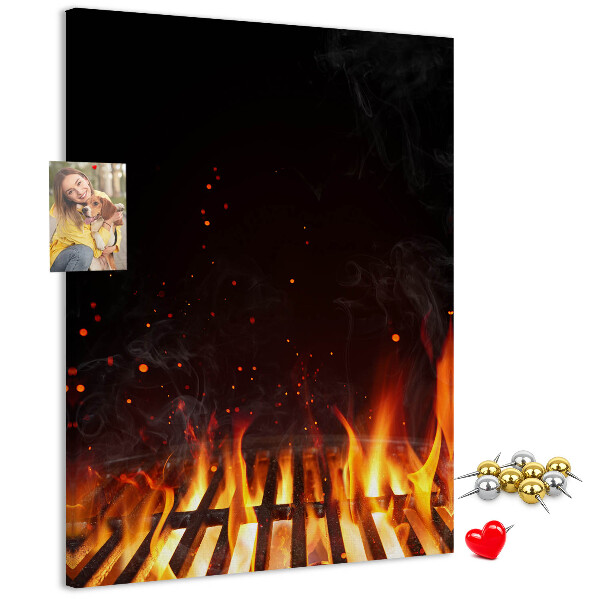 Pinnwand ein loderndes Feuer, aus dem Rauch aufsteigt