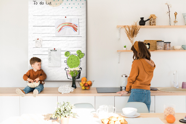 Kork-Pinnwand mit dem Motiv Topfkaktus steht auf der To-Do-Liste