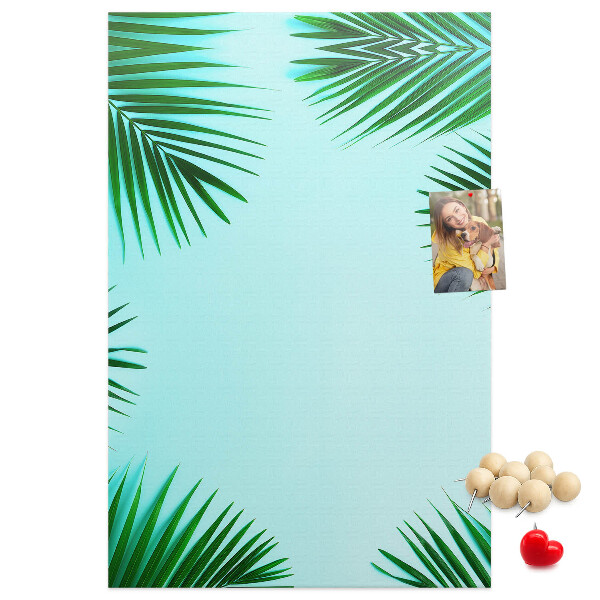 Korkpinnwand mit Palmenblätter-Motiv auf blauem Hintergrund