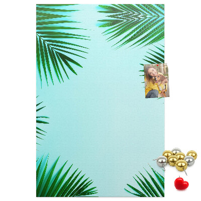 Korkpinnwand mit Palmenblätter-Motiv auf blauem Hintergrund