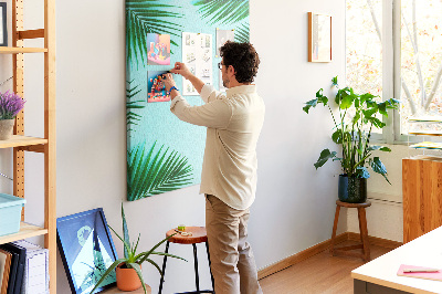 Korkpinnwand mit Palmenblätter-Motiv auf blauem Hintergrund