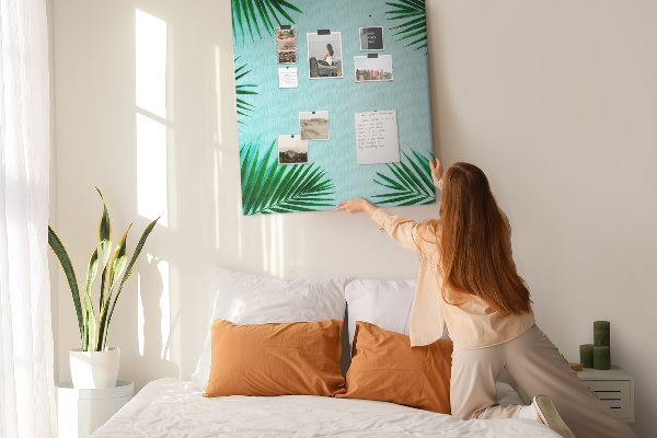 Korkpinnwand mit Palmenblätter-Motiv auf blauem Hintergrund