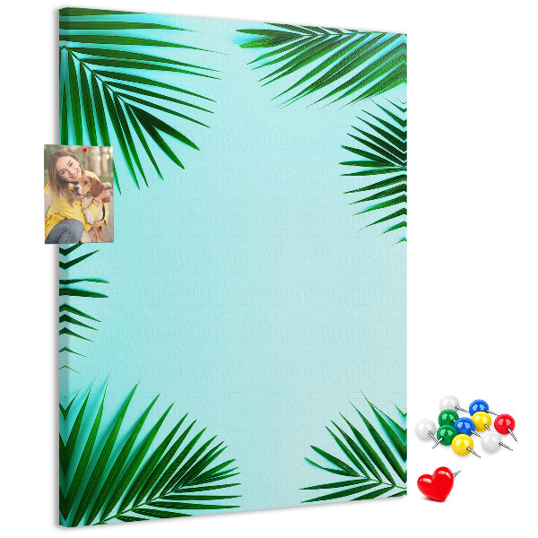 Korkpinnwand mit Palmenblätter-Motiv auf blauem Hintergrund