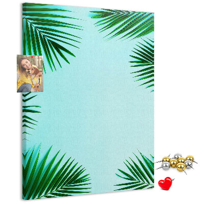 Korkpinnwand mit Palmenblätter-Motiv auf blauem Hintergrund