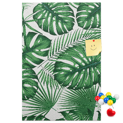 Bedruckte Korkplatte mit Monstera-Blättern auf hellem Hintergrund