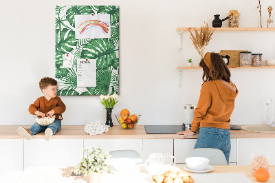 Bedruckte Korkplatte mit Monstera-Blättern auf hellem Hintergrund