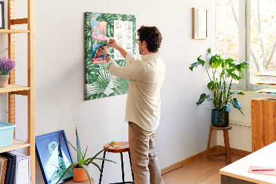 Bedruckte Korkplatte mit Monstera-Blättern auf hellem Hintergrund
