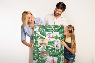 Bedruckte Korkplatte mit Monstera-Blättern auf hellem Hintergrund