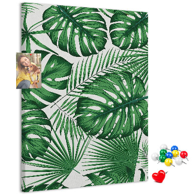 Bedruckte Korkplatte mit Monstera-Blättern auf hellem Hintergrund