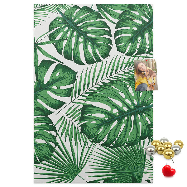 Bedruckte Korkplatte mit Monstera-Blättern auf hellem Hintergrund