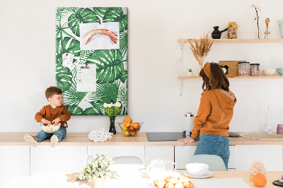 Bedruckte Korkplatte mit Monstera-Blättern auf hellem Hintergrund
