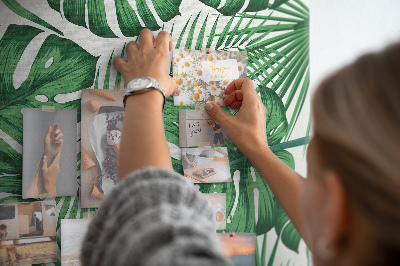 Bedruckte Korkplatte mit Monstera-Blättern auf hellem Hintergrund