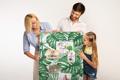 Bedruckte Korkplatte mit Monstera-Blättern auf hellem Hintergrund