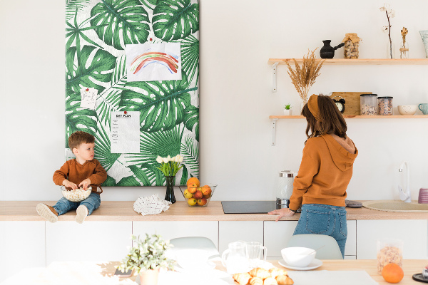 Bedruckte Korkplatte mit Monstera-Blättern auf hellem Hintergrund