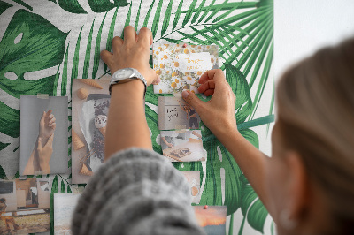 Bedruckte Korkplatte mit Monstera-Blättern auf hellem Hintergrund