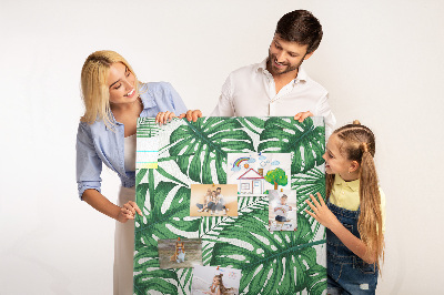 Bedruckte Korkplatte mit Monstera-Blättern auf hellem Hintergrund