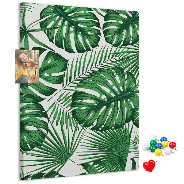 Bedruckte Korkplatte mit Monstera-Blättern auf hellem Hintergrund